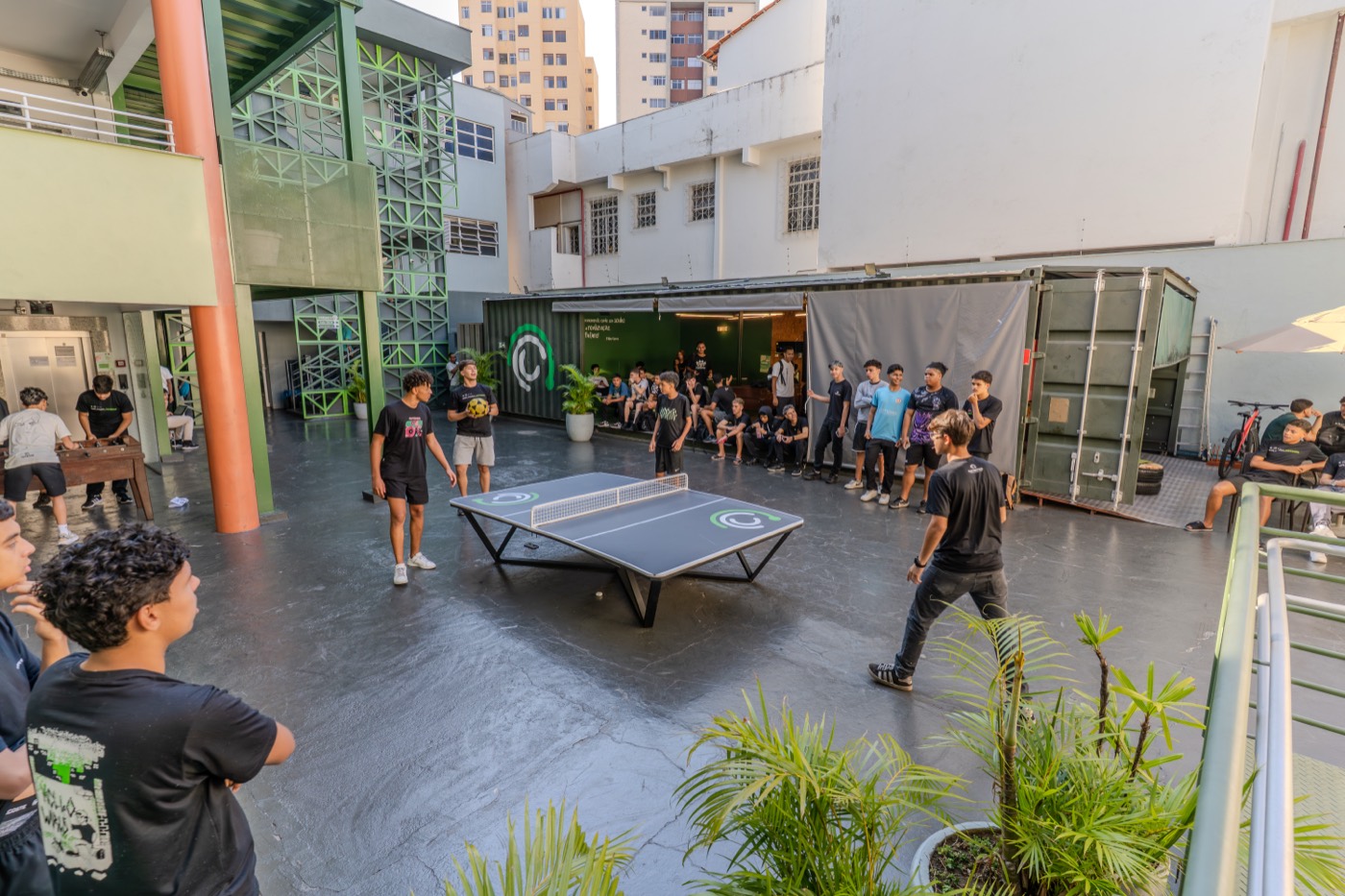 Alunos jogando futmesa na área externa do COTEMIG