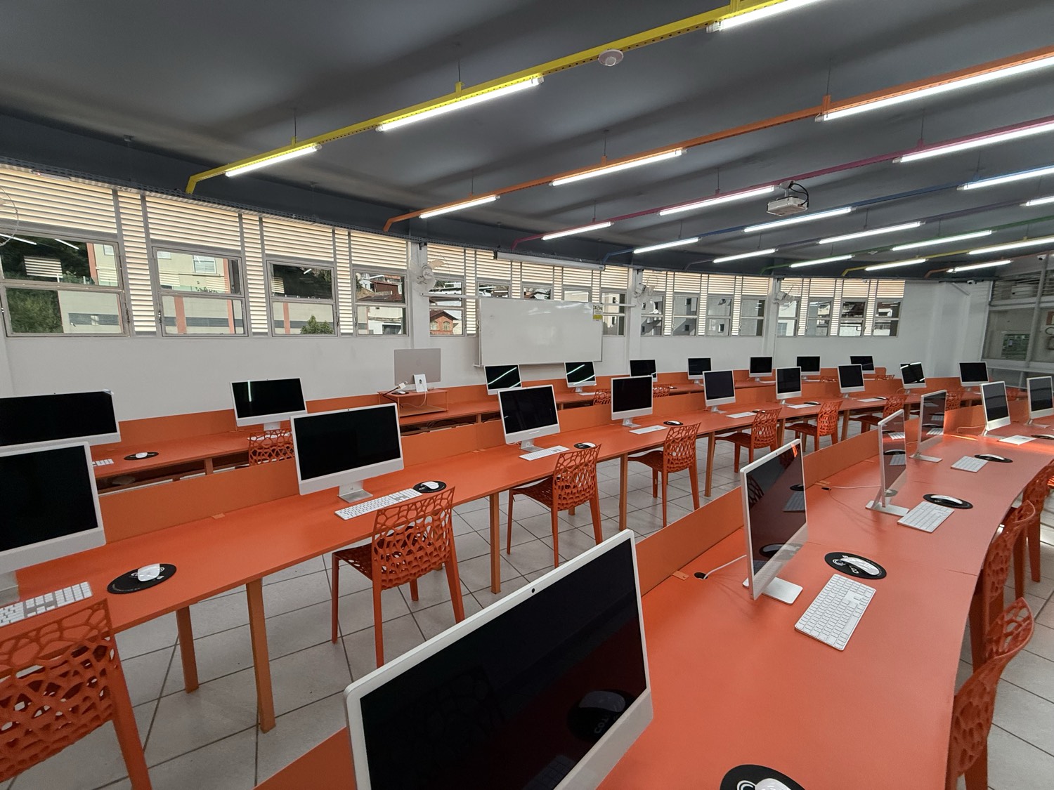 Laboratório Apple do COTEMIG com iMacs