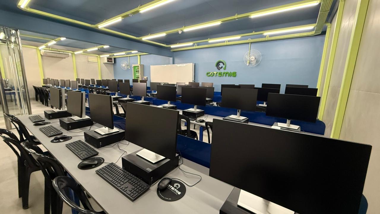 Laboratório moderno de informática do COTEMIG