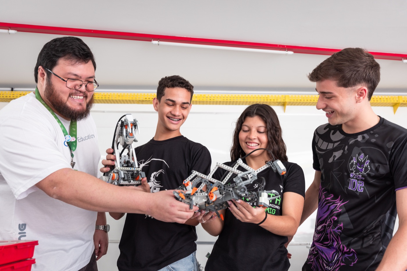 Alunos com projeto de robótica no COTEMIG