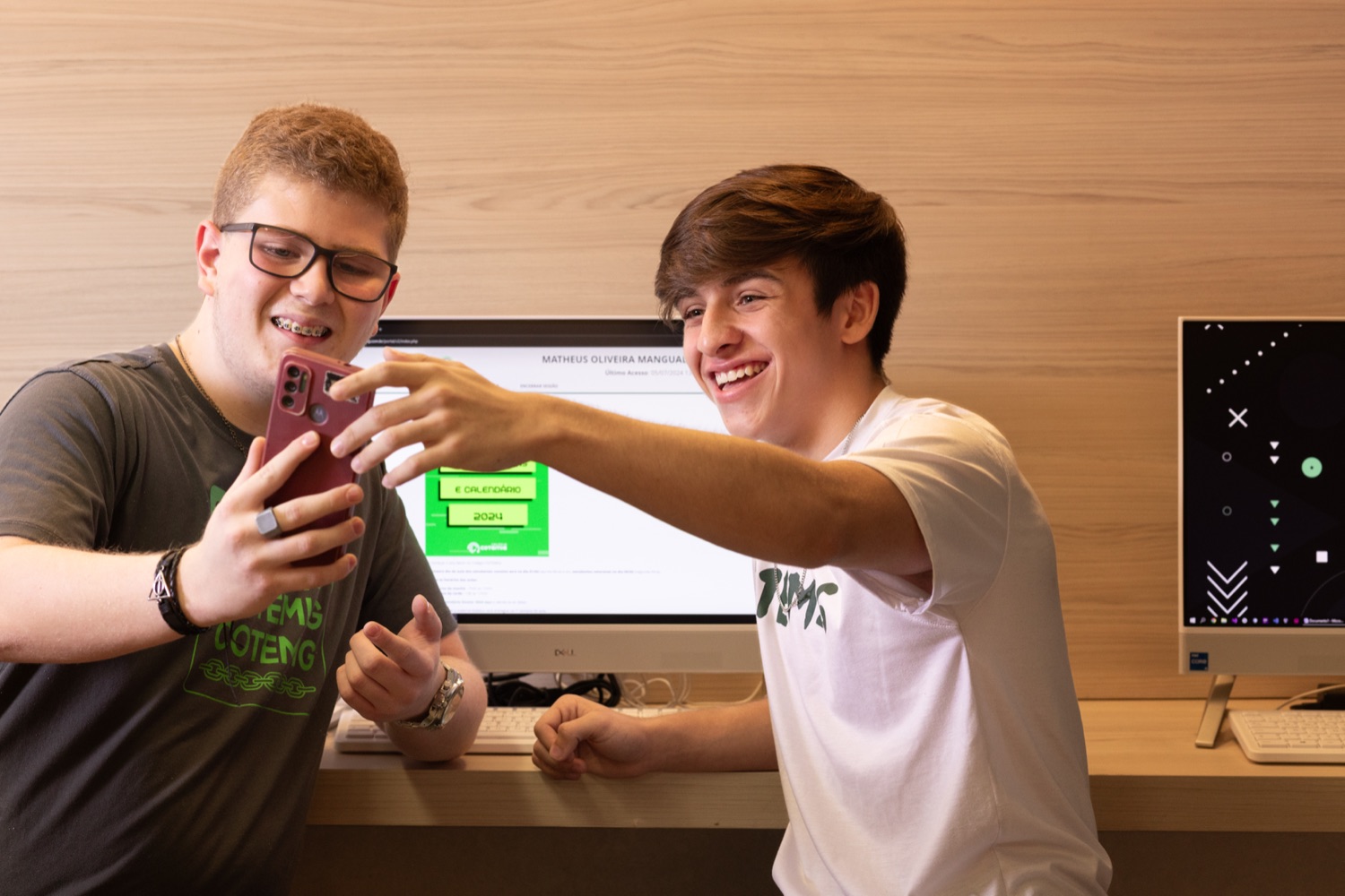 Estudantes do COTEMIG juntos e sorrindo