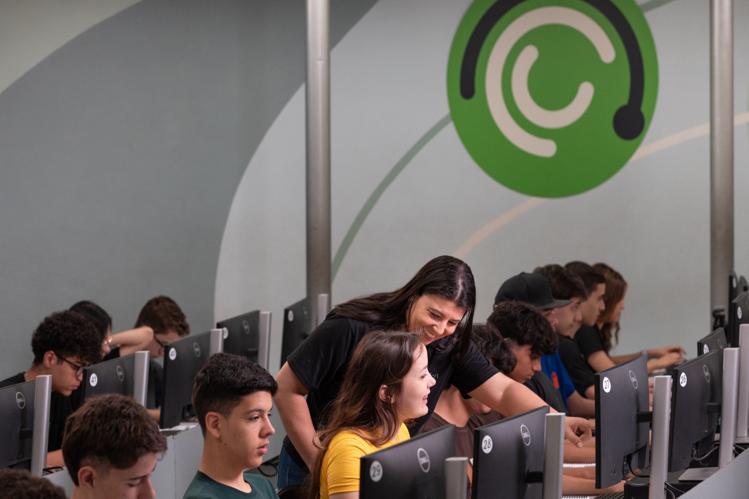 Aula no laboratório de tecnologia do COTEMIG