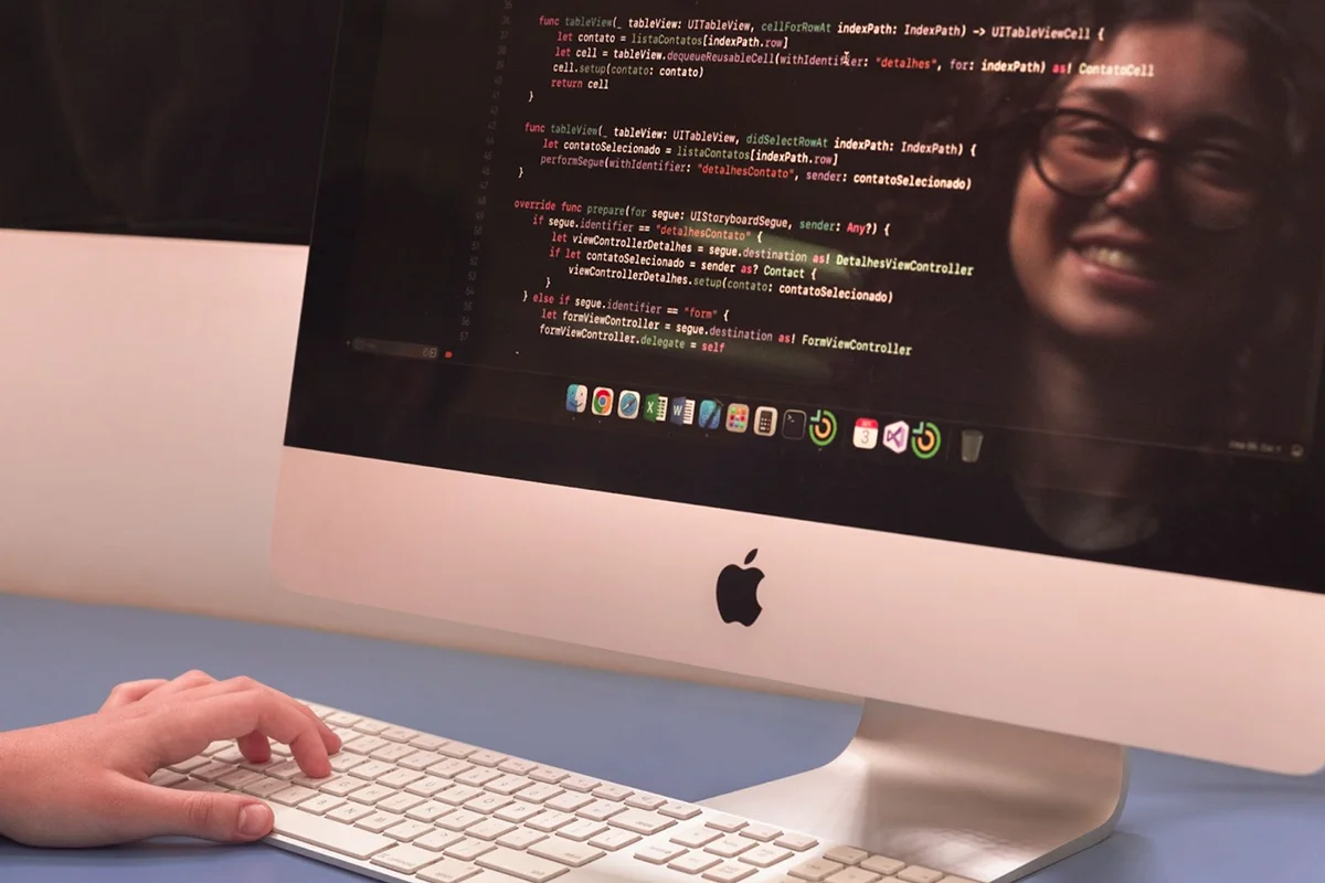 Aluna Cotemig aprende a programar e desenvolver aplicativos para sistema iOS.