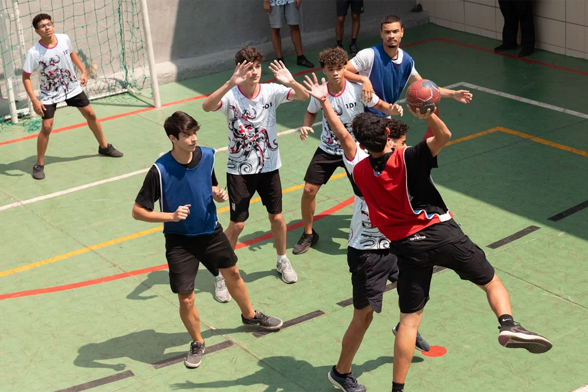 Alunos do Cotemig durante o campeonato esportivo, na unidade Barroca.